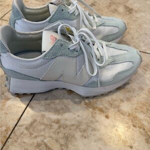 NEW BALANCE 327 amazing condition